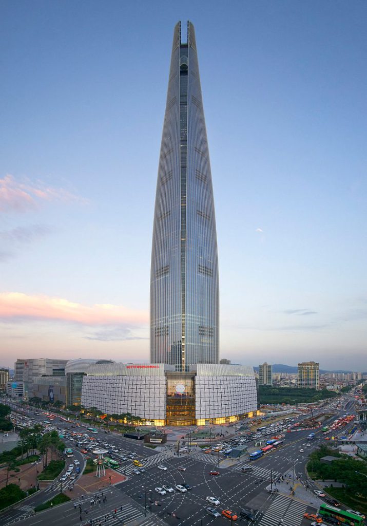 برج جهانی لوته (Lotte World Tower) یک آسمان خراش 123 طبقه 554.5 متری است که در منطقه سینچئون دونگ شهر سئول، کره جنوبی واقع شده است 