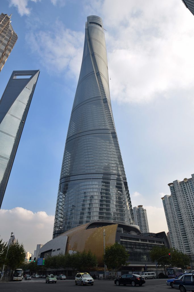 برج شانگهای در چین یک آسمانخراش فوق عظیم با 128 طبقه و ارتفاع 632 متری است که بعنوان بلندترین ساختمان چین و سومین ساختمان بلند جهان شناخته می شود. 