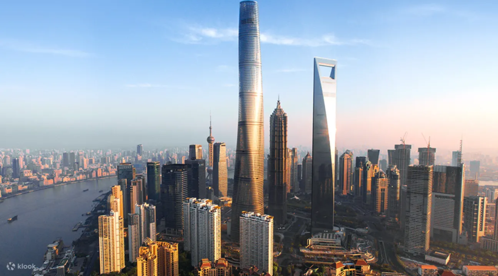 برج شانگهای در چین یک آسمانخراش فوق عظیم با 128 طبقه و ارتفاع 632 متری است که بعنوان بلندترین ساختمان چین و سومین ساختمان بلند جهان شناخته می شود. 